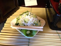 水の子、または餓鬼飯と言います。お洗米と賽の目に切った茄子や胡瓜を和えたものです。
受け皿には里芋や蓮の葉を使いますが、無ければ代用品で構いません。