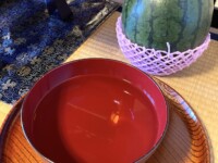 野菜などの食べ物に併せ、たっぷりの水も用意します。喉の渇きを潤してあげましょう。